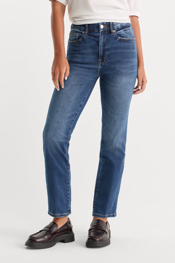 ALWAYS FITS GOOD PETITE STRAIGHT JEANS | INDIGO571-1 | GOOD AMERICAN | MODEL
