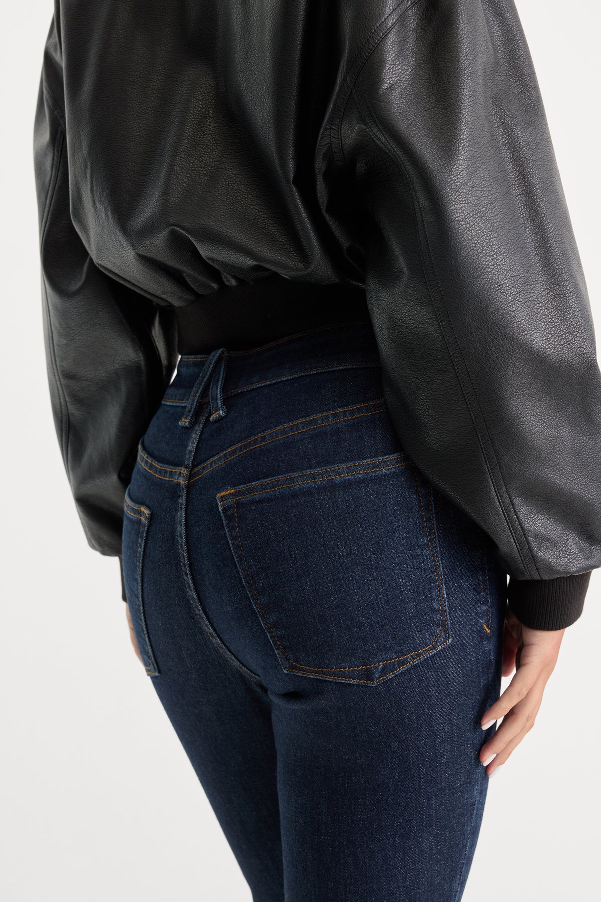 GOOD LEGS SKINNY JEANS | INDIGO1153-5 | GOOD AMERICAN | MODEL