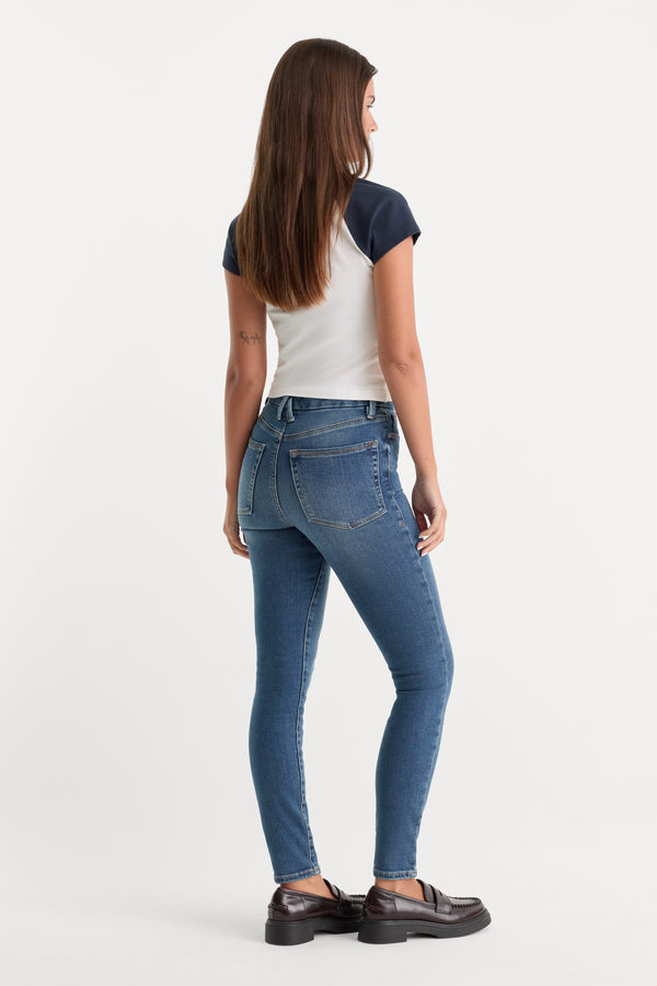 GOOD WAIST SKINNY COMPRESSION JEANS | INDIGO312-6 | GOOD AMERICAN | MODEL