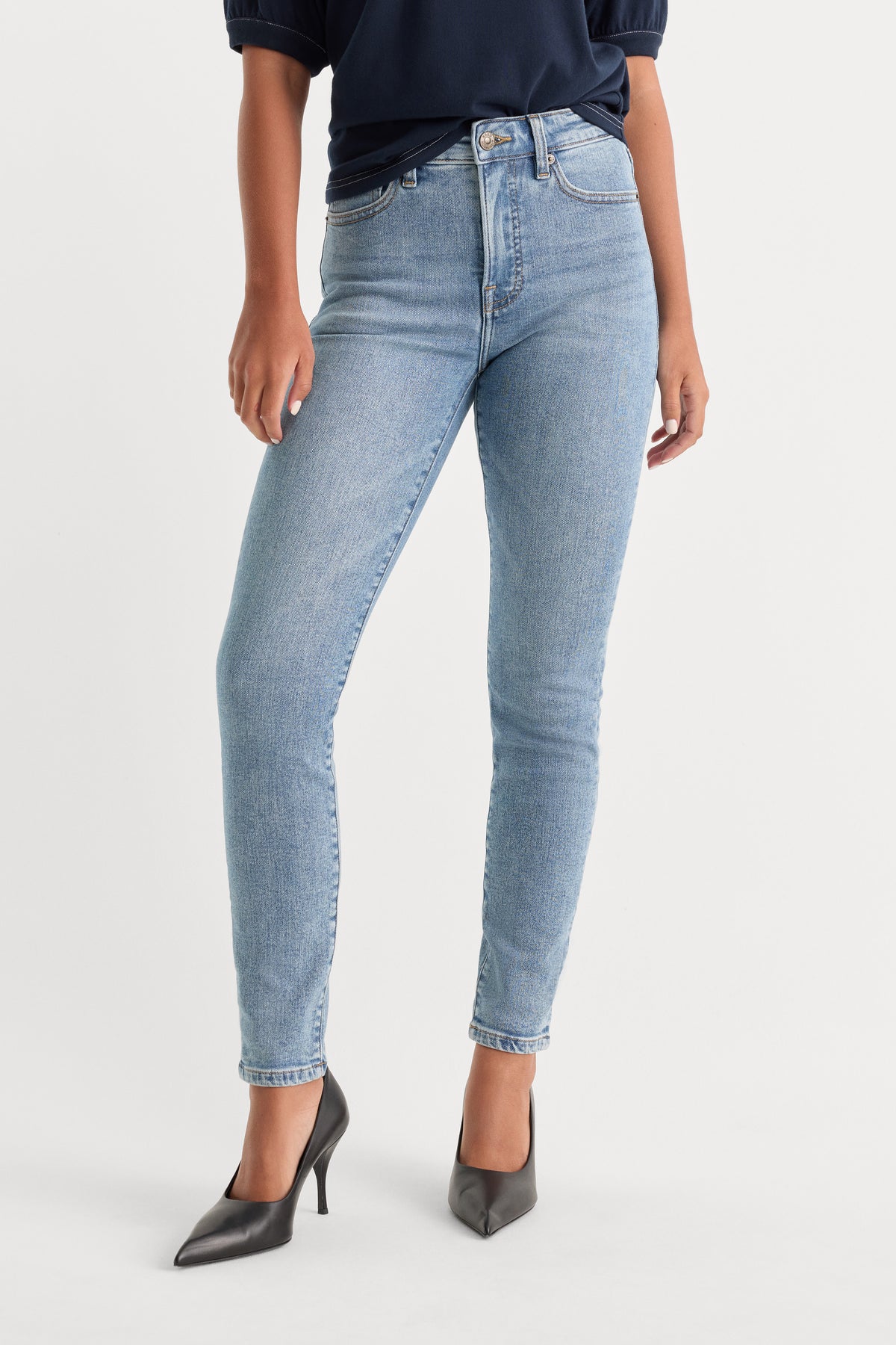 GOOD LEGS SKINNY JEANS | INDIGO1154-2 | GOOD AMERICAN | MODEL