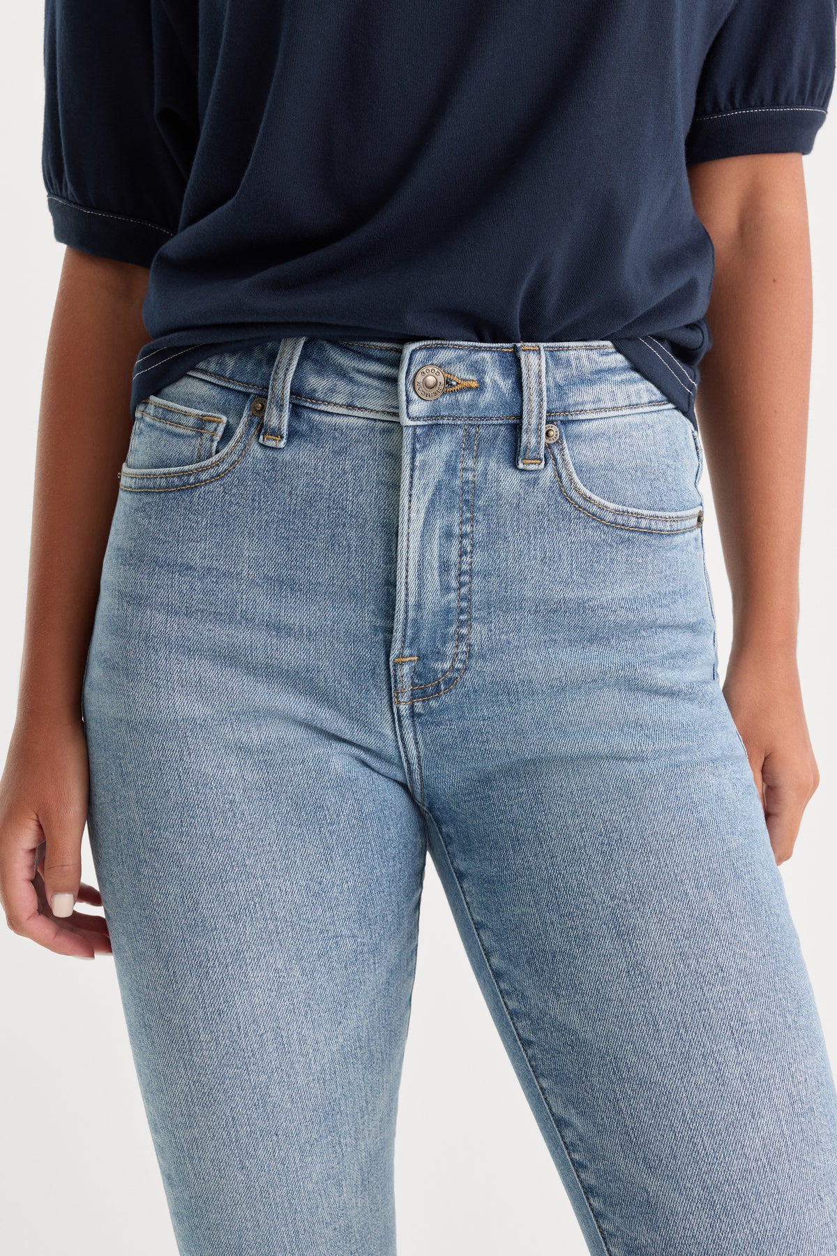 GOOD LEGS SKINNY JEANS | INDIGO1154-4 | GOOD AMERICAN | MODEL