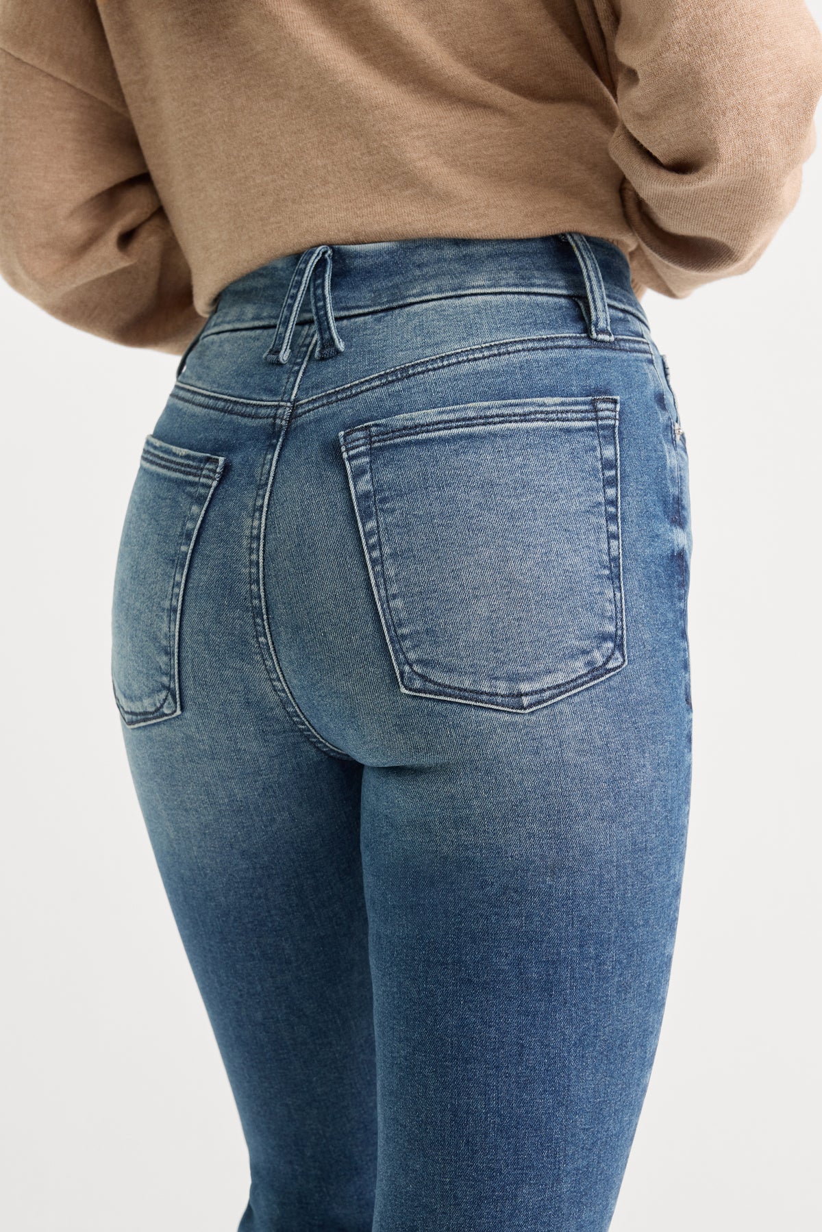 ALWAYS FITS GOOD LEGS FLARE JEANS | INDIGO1071-6 | GOOD AMERICAN | MODEL