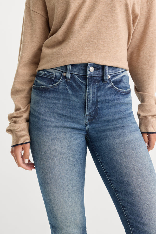 ALWAYS FITS GOOD LEGS FLARE JEANS | INDIGO1071-4 | GOOD AMERICAN | MODEL