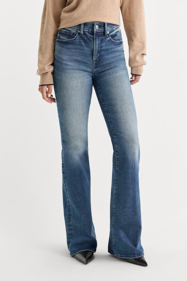 ALWAYS FITS GOOD LEGS FLARE JEANS | INDIGO1071-2 | GOOD AMERICAN | MODEL