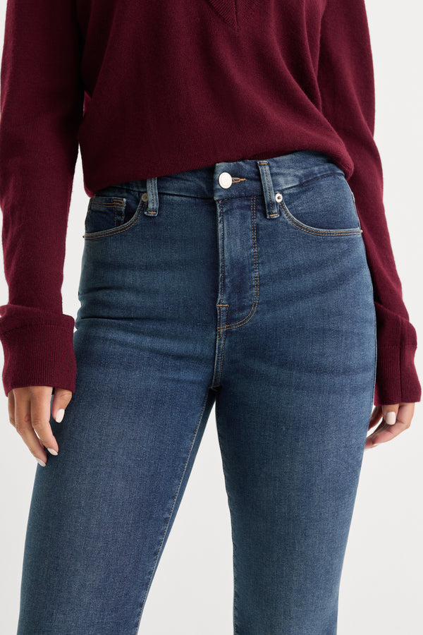 GOOD PETITE FLARE JEANS | BLUE004-4 | GOOD AMERICAN | MODEL_A