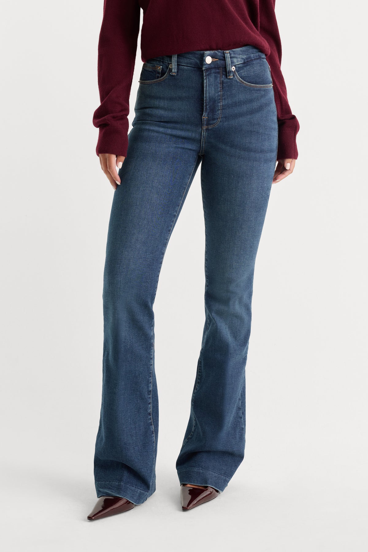 GOOD PETITE FLARE JEANS | BLUE004-1 | GOOD AMERICAN | MODEL_A