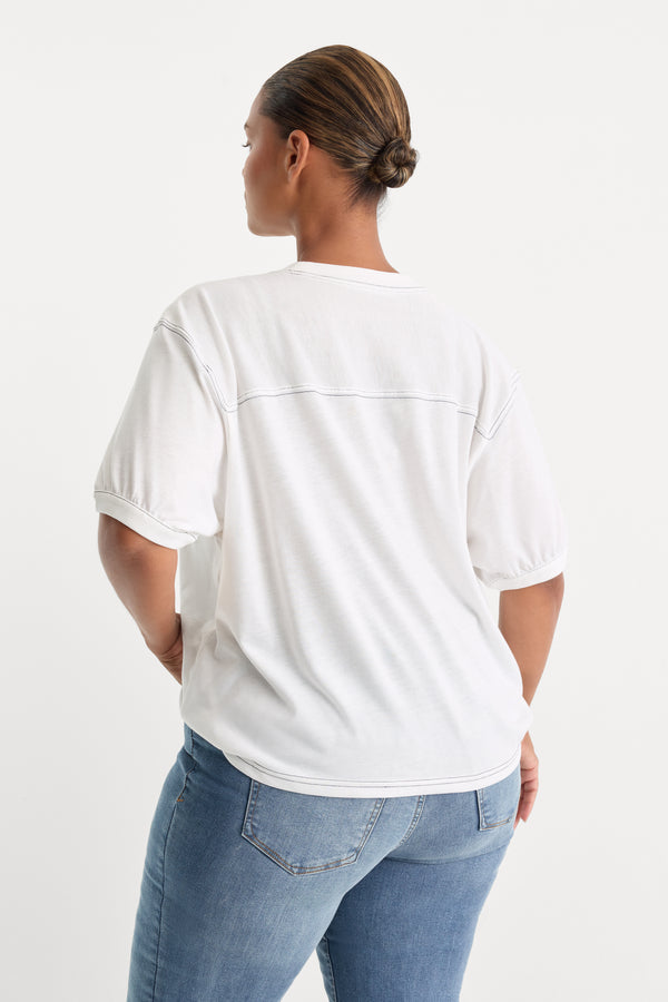 THE GYM TEE | CHALK-2 | GOOD AMERICAN | MODEL_C