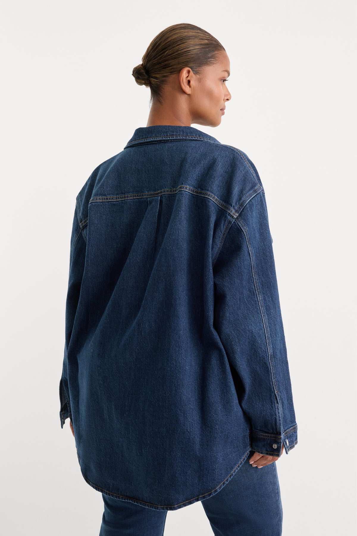 THE DENIM OVERSHIRT | BOUNCE-2 | GOOD AMERICAN | MODEL_C