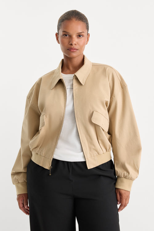 THE TWILL BOMBER JACKET | DUNE MIST-1 | GOOD AMERICAN | MODEL