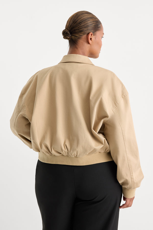 THE TWILL BOMBER JACKET | DUNE MIST-2 | GOOD AMERICAN | MODEL