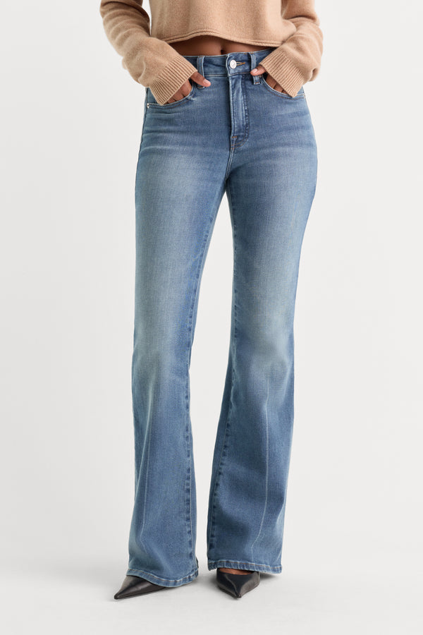 SOFT TECH GOOD LEGS FLARE JEANS | BIRCH-4 | GOOD AMERICAN | MODEL_A