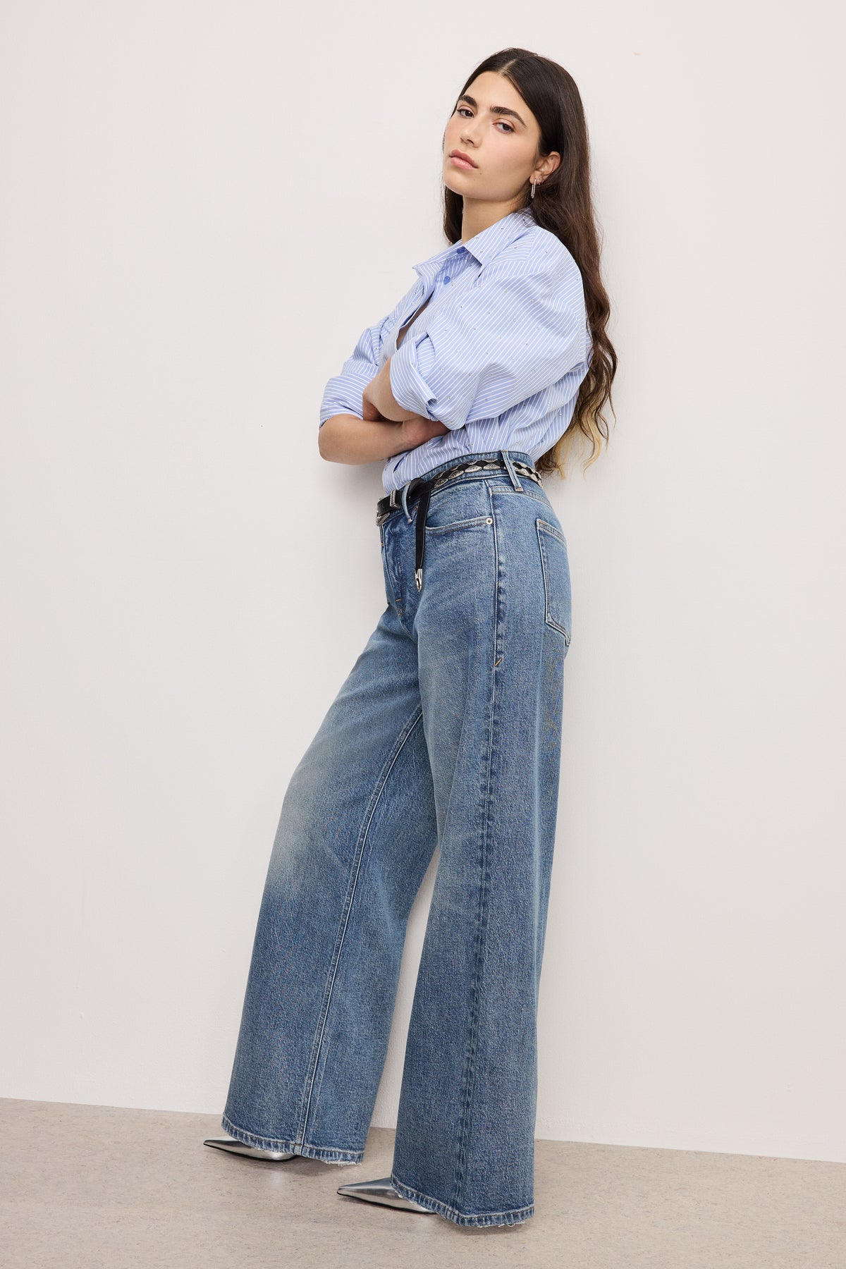 GOOD EASE PETITE RELAXED JEANS | INDIGO575-3 | GOOD AMERICAN | MODEL_A