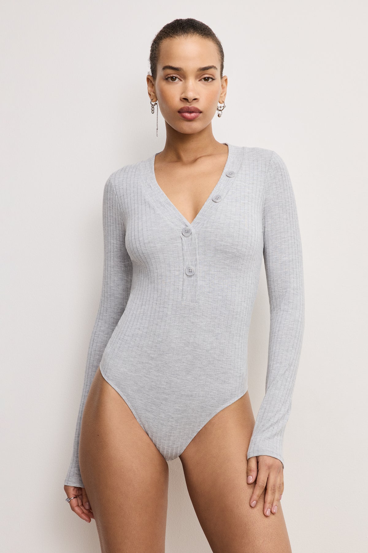 RIBBED HENLEY BODYSUIT | HEATHER GREY001-4 | GOOD AMERICAN | MODEL_A