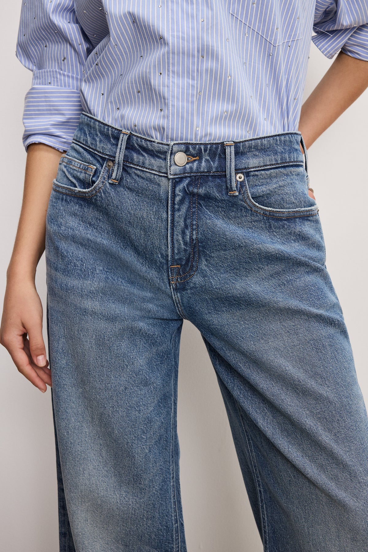 GOOD EASE PETITE RELAXED JEANS | INDIGO575-4 | GOOD AMERICAN | MODEL_A