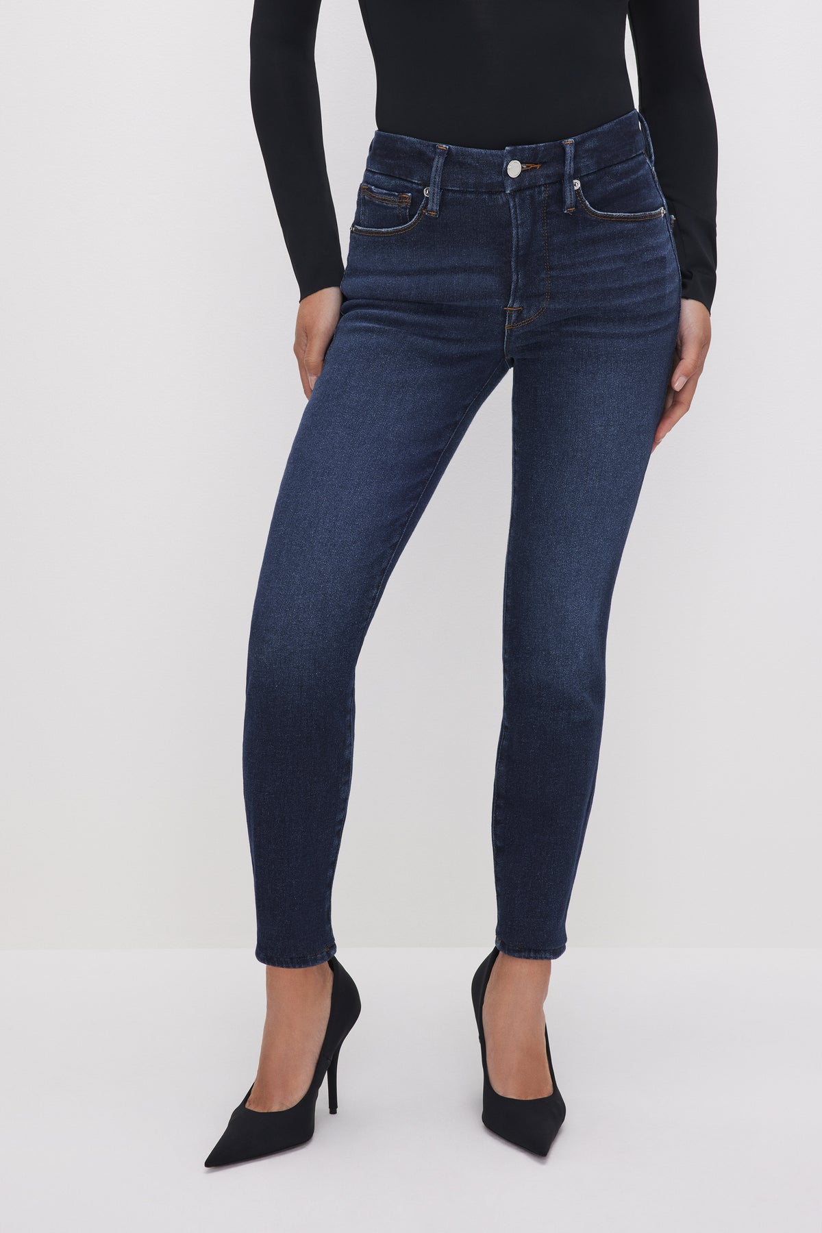 GOOD PETITE SKINNY JEANS | BLUE866-3 | GOOD AMERICAN | MODEL_A