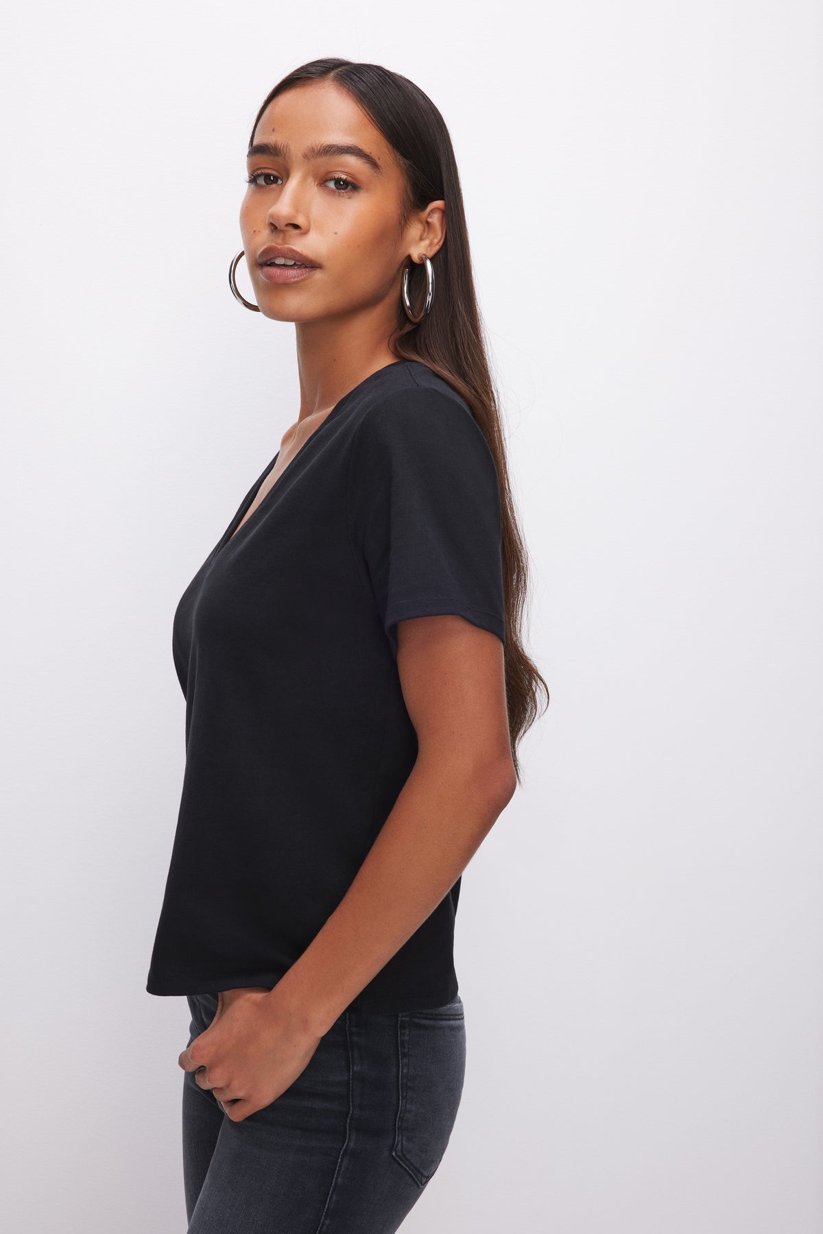 COTTON CLASSIC V-NECK TEE | BLACK001-2 | GOOD AMERICAN | MODEL_A