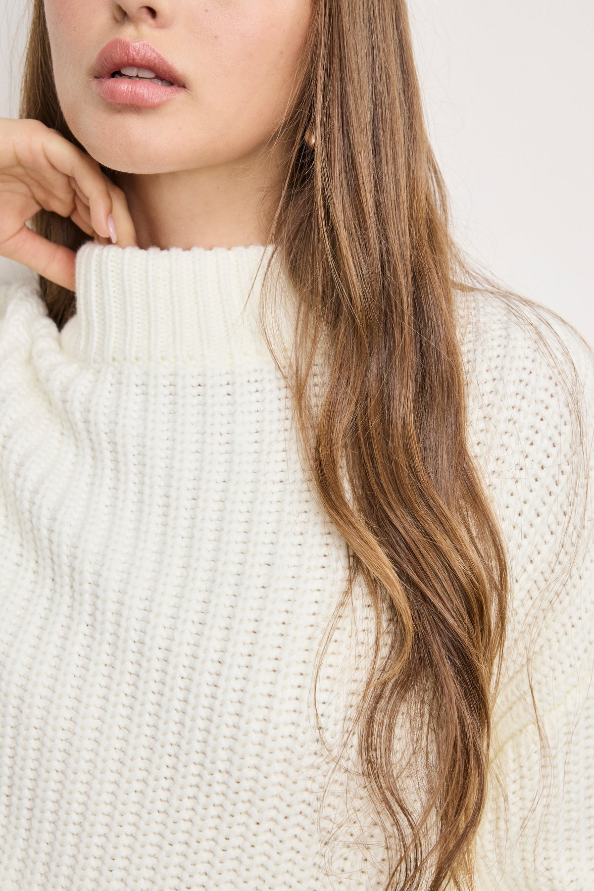 CHUNKY KNIT MOCK NECK SWEATER | IVORY003-3 | GOOD AMERICAN | MODEL_A