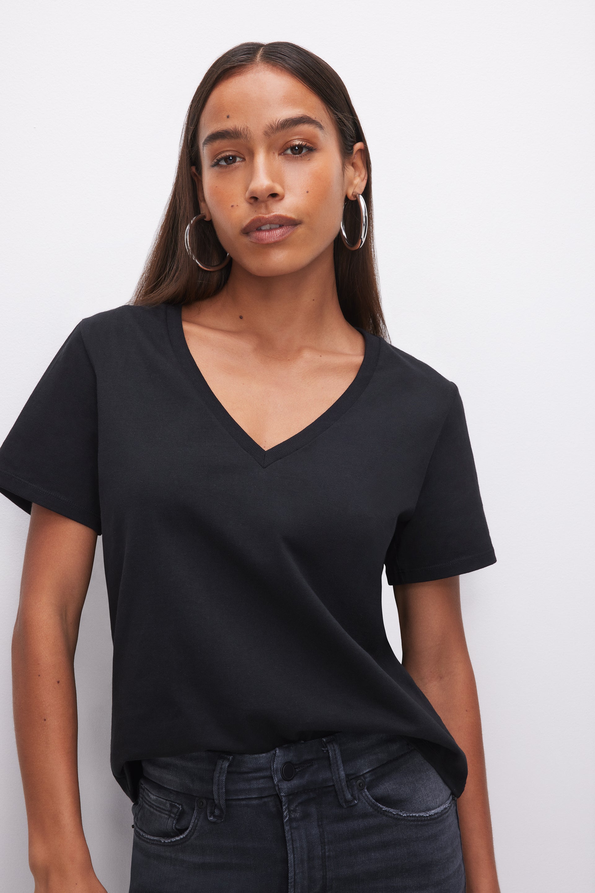 COTTON CLASSIC V NECK TEE BLACK001