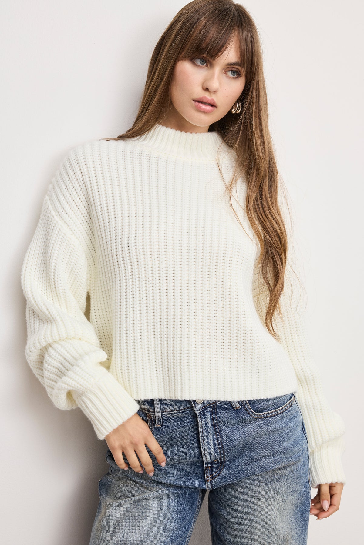 CHUNKY KNIT MOCK NECK SWEATER | IVORY003-2 | GOOD AMERICAN | MODEL_A