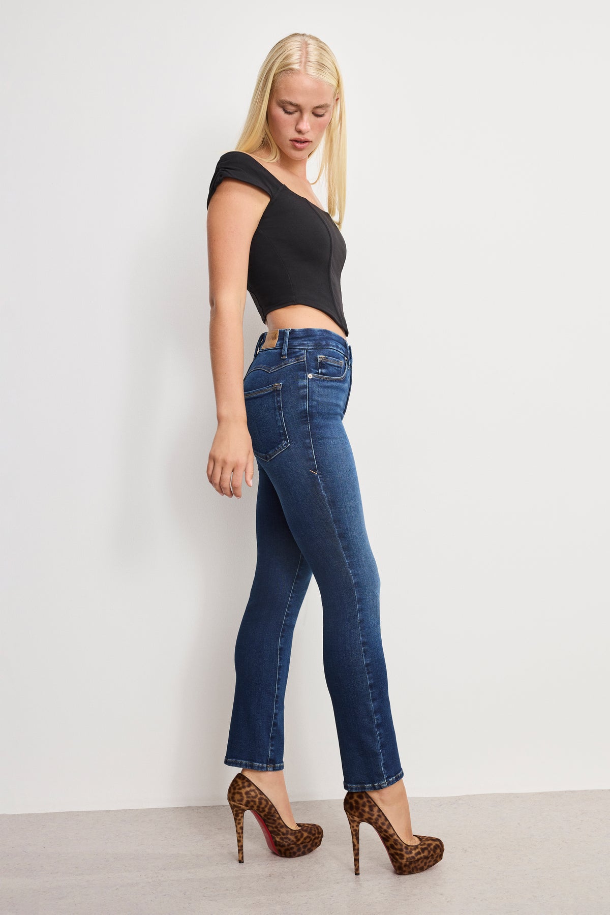 DOLLY JOLEANS STRAIGHT JEANS | INDIGO1080-3 | GOOD AMERICAN | MODEL_A